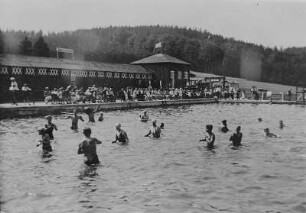 Bermsgrüner Sportler im Arbeiter-Freibad Bockau während eines Sportfestes : Bermsgrüner Sportler im Arbeiter-Freibad Bockau während eines Sportfestes