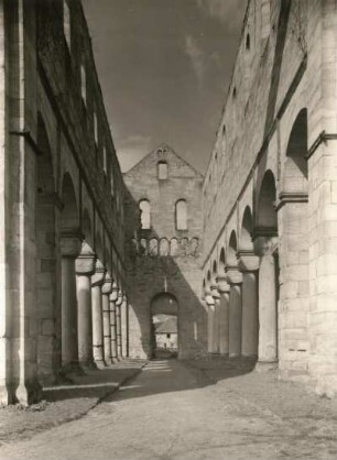 Paulinzella. Ehemalige Benediktiner-Klosterkirche. Langhaus nach Westen