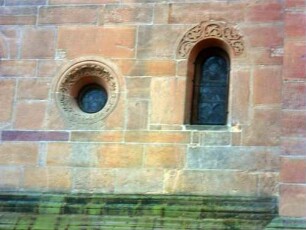 Ansicht von Norden-nördlicher Querhausarm im Basisbereich Ost mit rundbogigem- sowie rundem Fenster (mit Hochreliefornamentierung) im Detail
