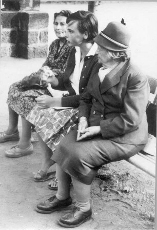 Die Bildhauerin Etha Richter, mit zwei Frauen auf einer Bank sitzend