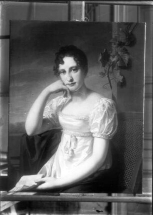 Sitzende Dame, aufgeschlagenes Buch in der linken Hand haltend