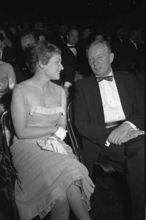 Verleihung des Bambi-Filmpreises an die von der Zeitschrift "Film-Revue" ermittelten beliebtesten vier Filmstars.