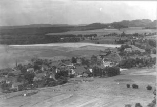 Schöna (Reinhardtsdorf-Schöna). Ortsteilansicht. Blick von der Kaiserkrone nach Westen zum Kohlbornstein
