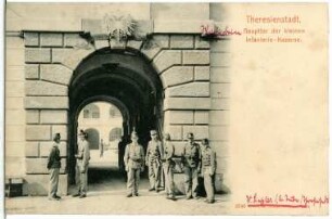 Theresienstadt. Kleine Infanterie-Kaserne, Haupttor : Theresienstadt. Haupttor der kleinen Infanterie-Kaserne mit posierenden Infanteristen