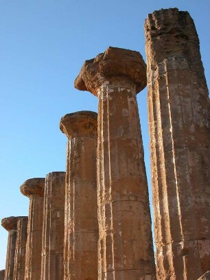 Die dorischen Säulen des Zeus-Tempels im Tal der Tempel von Agrigent