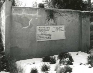 Wandgrabmal der Familie von Loeben : Wandgrabmal der Familie von Loeben. Stein (ab 1940). Dresden-Neustadt, Albertstadt, Nordfriedhof (Garnisonsfriedhof)