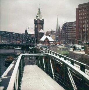 Hamburg. Hafen. Speicherstadt mit Brücke im Winter