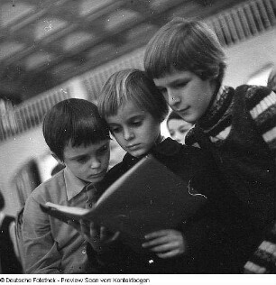 Knabenchor Dresden. Probe unter Chorleiter Manfred Winter in der EOS (Gymnasium) "Romain Rolland", 1973.12. & Probe mit den Solisten des Knabenchores Dresden, am Flügel Chorleiter Manfred Winter