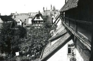 Rothenburg ob der Tauber, Wehrgang : Rothenburg ob der Tauber. Überdachter Wehrgang. Blick gegen Franziskanerkirche, Rathaus und Stadtpfarrkirche St. Jakob