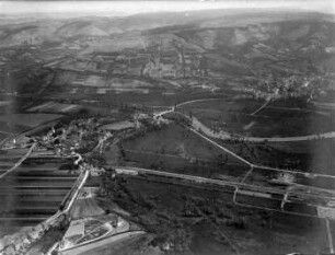 Dörfer im Saaletal (vorn links Burgau mit der Brücke, rechts hinten Lobeda, im Hintergrund die Kernberge)