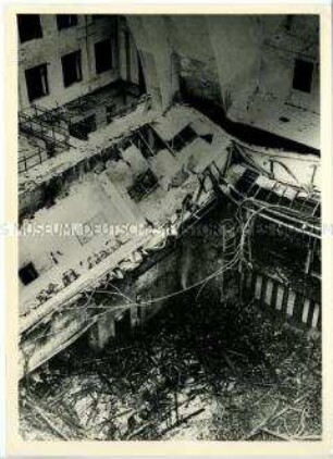 Der ausgebrannte Plenarsaal des Reichstages