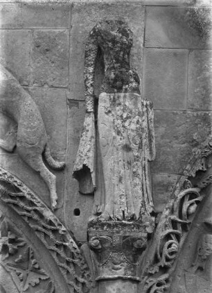Figur im Zwickel zwischen der linken Nische und dem Portal