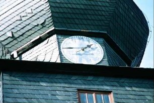 Detail Kirchturm: Uhr unter der Haube