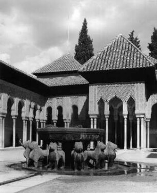 Granada. Alhambra. Löwenhof (Patio de los Leones) (nach 1377). Ansicht mit Brunnen mit zwölf Wasser spuckenden Löwen