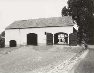 Bauernhof (ehem. Vierseithof) : Bauernhof (ehem. Vierseithof, 1. H. 19. Jh.). Durchfahrtscheune mit Hofeinfahrt (rechtes Tor geöffnet)