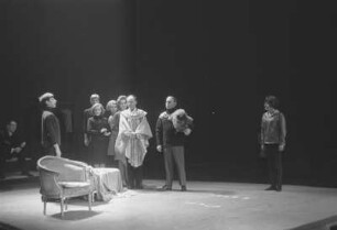 Szenenbilder aus "Jeanne oder Die Lerche", Theaterstück von Jean Anouilh. Volksbühne Berlin, 29.12.1966