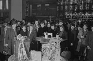 Messebesucher vor einer Präsentation von Nähmaschinen in der tschechoslowakischen Ausstellungshalle