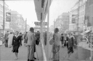 Frankfurt: Zeil, vor Schaufenster, Spiegelung