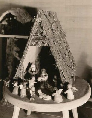 Weihnachtskrippe : Weihnachtskrippe. Teil einer Reihe von Krippen, die Kinder aus dem höchsten Dorf Sachsens, Tellerhäuser am Fichtelberg, selbst erdacht und angefertigt haben