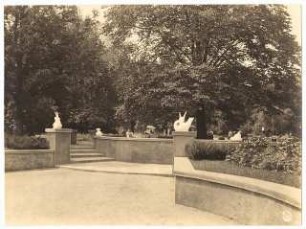 Ausstellungsgarten Jubiläums-Gartenbau-Ausstellung 1926, Dresden: Rondell mit Sitzecke und Tierplastiken
