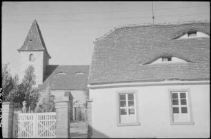 Frankenheim. Pfarrkirche (1513, Umbau 1737-1738). Straßenfront gegen die ehemalige Schule