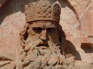 Kaiser Barbarossa im Kyffhäusergebirge : Unterhalb des Kyffhäuser-Monumentaldenkmals sitzt der in Stein gehauene Kaiser Barbarossa, aufgenommen am 28. April 2012