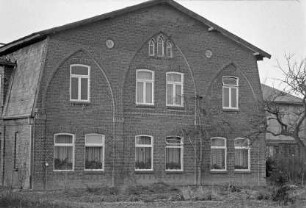 Bauernhaus: Giebelfront mit Verzierungen: hinten rechts Wirtschaftsgebäude: vorn Vorgarten