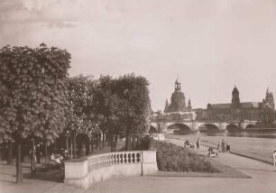 Dresden, Blick vom Neustädter Elbufer, vom Pavillon am Japanischen Palais nach Südosten auf die Altstadt mit Augustusbrücke, Frauenkirche und Ständehaus