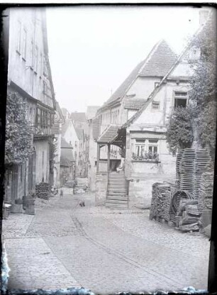 Straßenansicht; Klostergasse, im Vordergrund rechts Geb. Klostergasse 9 (mit Brunnenhaus-Anbau) rechts Geb. Klostergasse 9 (mit Brunnenhaus-Anbau) Klostergasse, im Vordergrund rechts Geb. Klostergasse 9 (mit Brunnenhaus-Anbau)