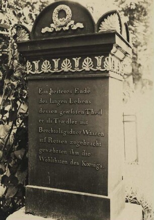 Berchtesgaden (Oberbayern). Alter Friedhof. Klassizistischer Grabstein auf dem Grab des Anton Adner (117 Jahre)