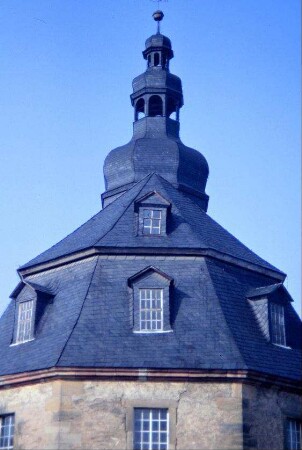 Dach der Kirche über dem Chorraum