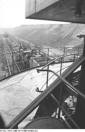 Braunkohletagebau - verwüstete Landschaft, 1957/59 & Lauchhammer. Braunkohletagebau. Arbeit des Großbaggers, 1957/59