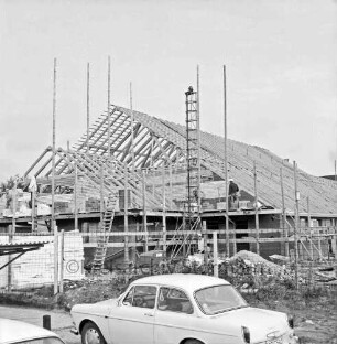 Sporthalle: Grundschule Hoisbüttel: Außenansicht der Baustelle, davor ein Pkw