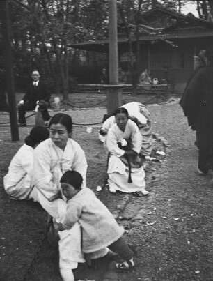 Koreanerinnen mit Kleinkindern, wahrscheinlich in Kyoto