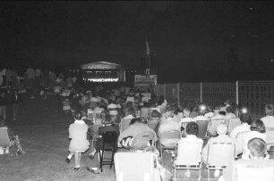 Freiburg: Seepark, Open Air Classic Konzert, Publikum mit Orchester Muschel