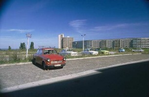 Neubrandenburg. Parkplatz eines Neubaugebietes. Ansicht mit geparkten Fahrzeugen vom Typ "Trabant"