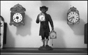 Freiburg: Augustinermuseum, alte Schwarzwalduhren und Uhrmacher Figur