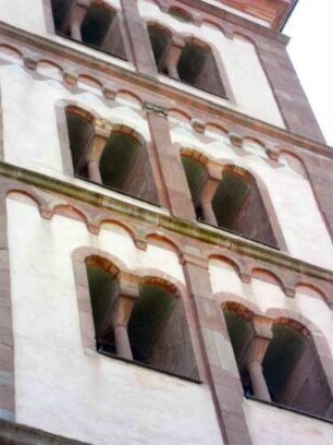 Nordturm von Norden-drei obere Geschosse mit Biforien