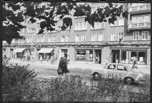 Straßenszene in einer Ostberliner Einkaufstraße, 1969. SW-Foto © Kurt Schwarz.