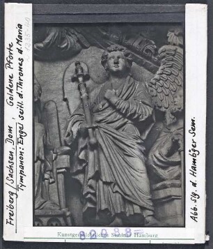 Freiberg (Sachsen), Dom (Marienkirche): Goldene Pforte, Tympanon: Engel seitl. des Thrones der Maria