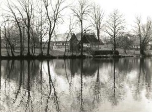 Blankenhain (Kreis Werdau)-Rußdorf, Hauptstraße 2. Vierseithof. Ansicht über den Dorfteich