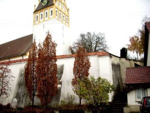 Ansicht von Südosten mit Kirche über Kirchturm (im Kern Romanisch-Obergeschoß und Glockenstube gotisch erneuert) über Kirchhofmauer (Wehrgang im 18 Jh abgetragen)