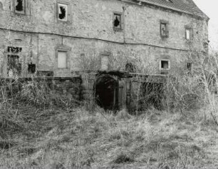 Dohna-Borthen, Kleinborthener Straße 10/12. Altes Schloß (A. 16. Jh., Umbau um 1700) und Gartenmauer mit überdachtem Abstieg in den Eiskeller