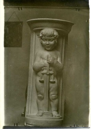 Modell eines Reliefs mit Allegorie der Gerechtigkeit : Modell eines Reliefs mit Allegorie der Gerechtigkeit. Gips (um 1905/1910; C. Brose)