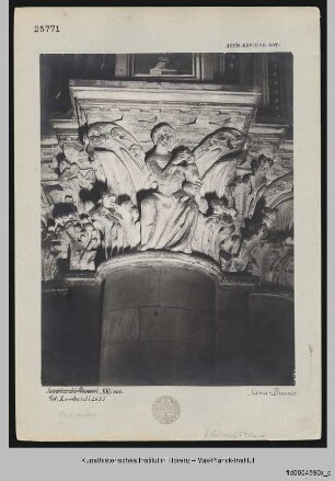 Pfeilerkapitell mit Akanthusornamenten, Köpfen und weiblichen Figuren