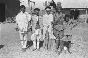 Amharen bei Gelemso. : Eine Gruppe Amhara bei Gelemso, mindestens ein italienischer Kolonialsoldat.