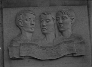 Grabmal für Professor Fritz Reuter (1896-1963; Komponist, Musikwissenschaftler). Detail: Relief mit singenden Knaben und Notenband. Innerer Plauenscher Friedhof, Altplauen