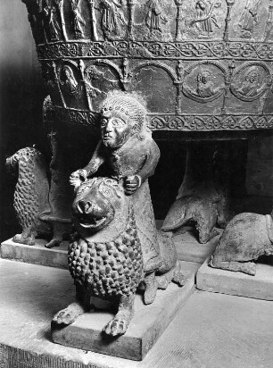 Taufbecken. Bronze ( : Taufbecken. Bronze (um 1230). Teilansicht mit Löwenreiter. Bremen, Dom Sankt Petri, Westkrypta