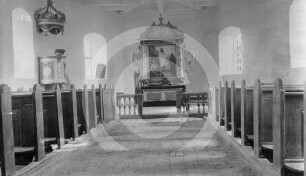 Schiff und Chor der Kirche Nigranden mit Altar