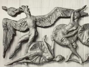 Relieffries "Schwanensee", Ausschnitt : Dresden. Hotel Newa, Restaurant Baltic. Relieffries nach Peter Tschaikowskis Ballett "Schwanensee" von Magdalene Kreßner, 1970. Bronze. Ausschnitt